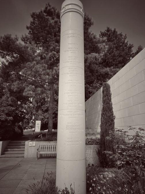 Colonne en granit avec noms des présidents du Comité Olympique-Suisse